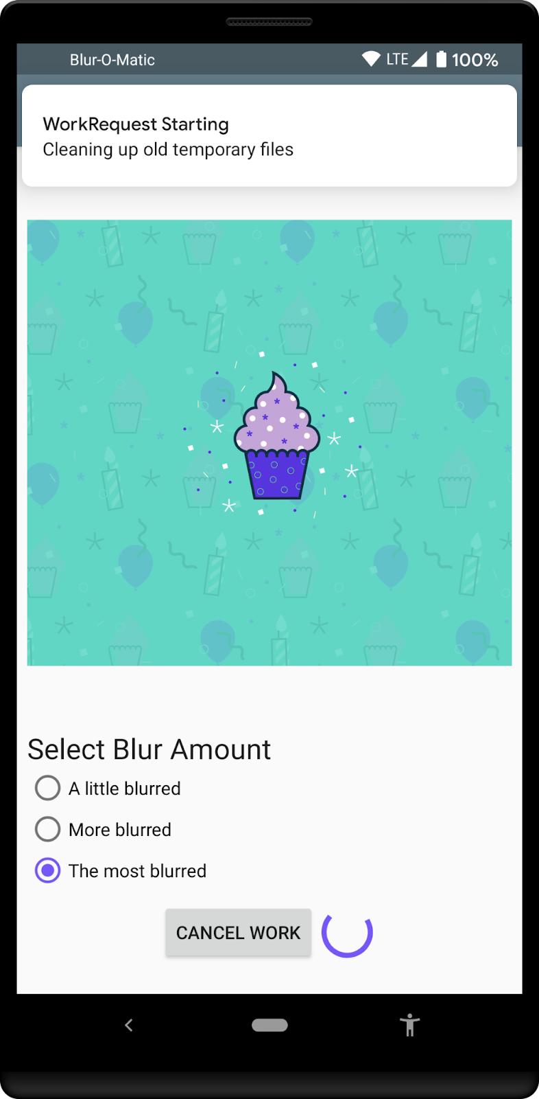 Solicitud de WorkManager en curso Solicitud de WorkManager en curso con una notificación que aparece en la parte superior y un ícono giratorio de carga en la parte inferior.