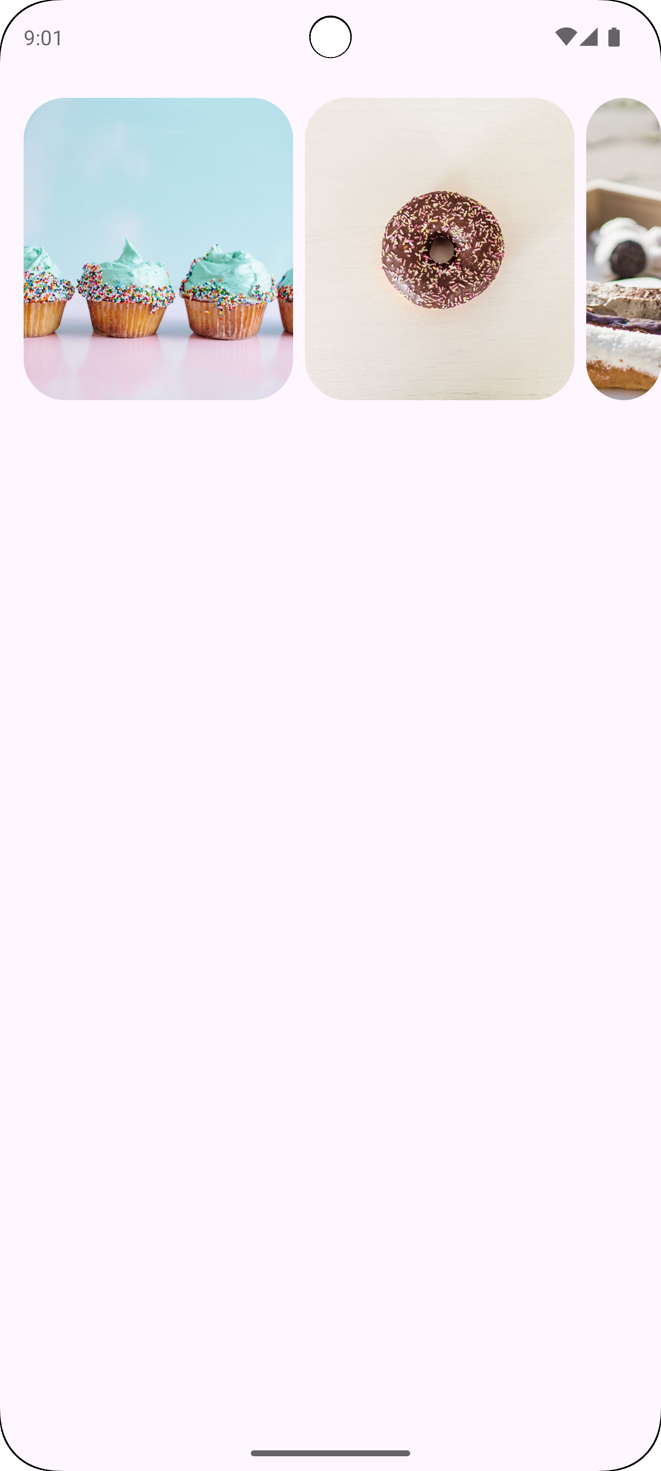 3개의 이미지가 포함된 멀티 탐색 캐러셀입니다. 2개의 이미지는 완전히 표시되고 1개의 이미지는 화면에서 부분적으로 벗어나 있습니다.