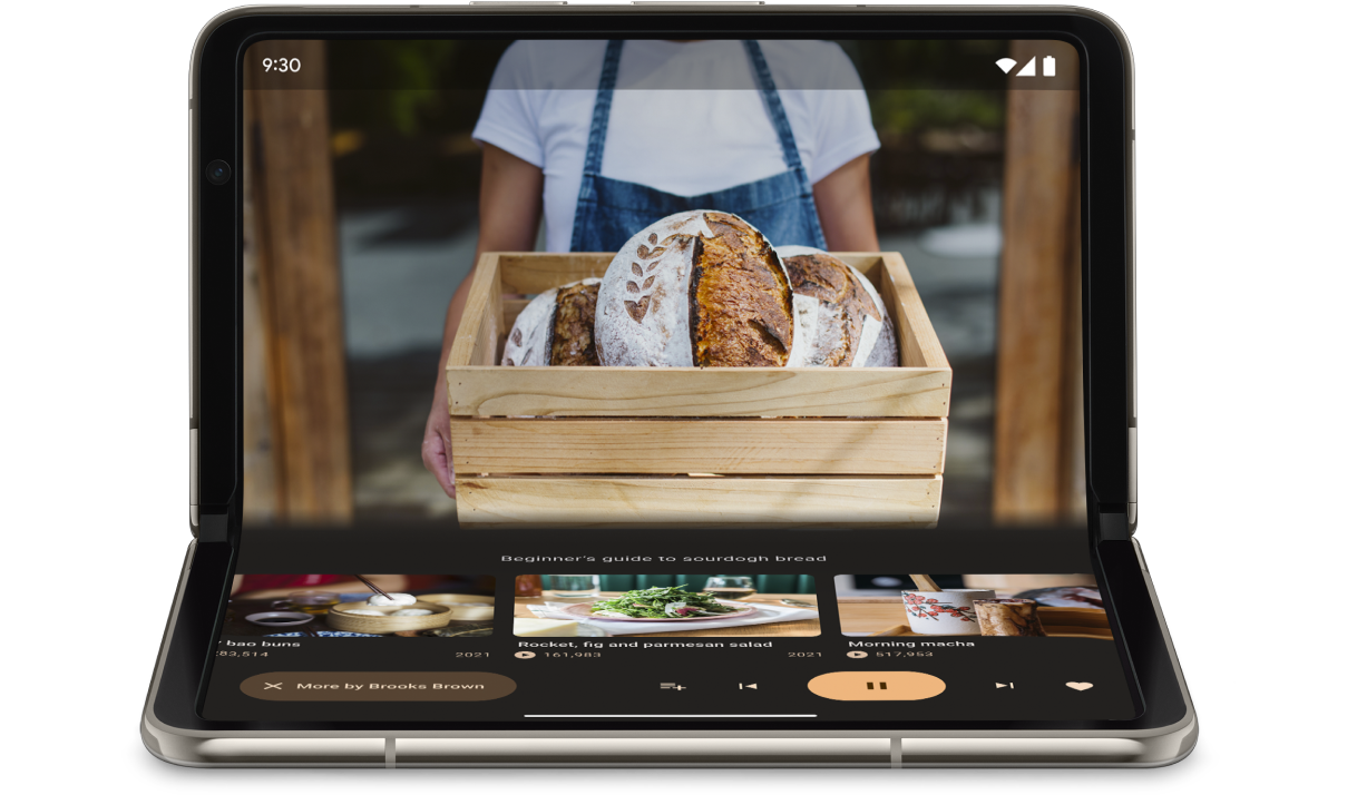 یک تلفن تاشو در حالت رومیزی، با نیمه پایینی صفحه نمایش روی یک سطح و نیمه بالایی عمودی.