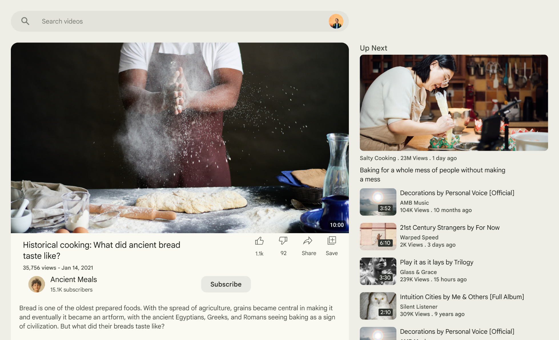 Główne treści zajmujące większość ekranu, a treści pomocnicze znajdujące się obok.