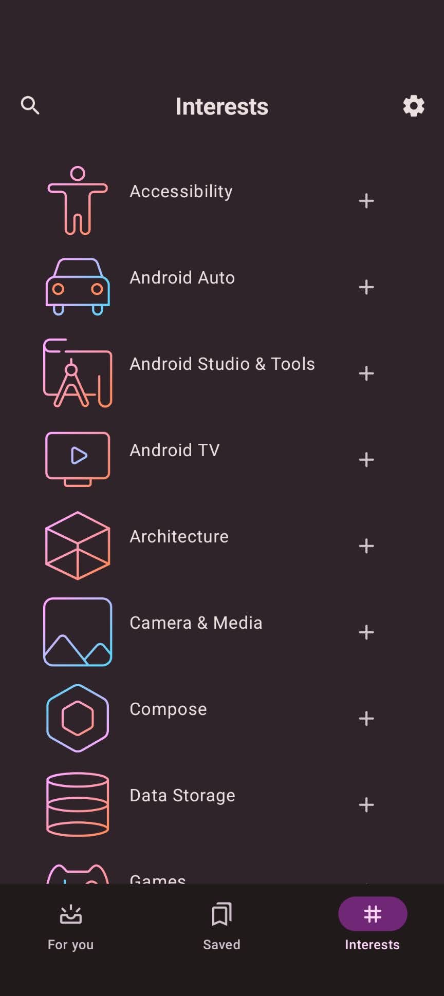 Приложение «Теперь на Android» с лентой статей с заголовками, темами и значками закладок.